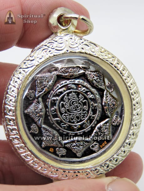 Amuleto Thailandese "PHRA PIDTA / RAHU" MAGIC YANTS è Potente contro ENERGIE ed EVENTI NEGATIVI, Ferma FATTURE, MAGIA NERA, INVIDIE Porta DENARO e RICCHEZZA Ufficiali Tempio Wat Bang Phra con Jewel Box Blue 🔥ULTIMO PEZZO!!!*