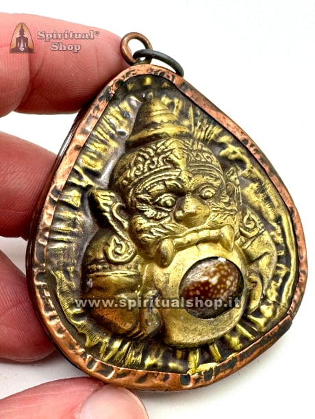 PODEROSO AMULETO THAILANDESE "MASTER RAHU TEMPLE" APRI LA PORTA CHE TI SEPARA DALLA RICCHEZZA, ABBONDANZA, PROSPERITA' CHE MERITI! UNICO PEZZO DAL TEMPIO UFFICIALE DI RAHU. TELA DI RAHU IN REGALO ENTRA E LEGGI*