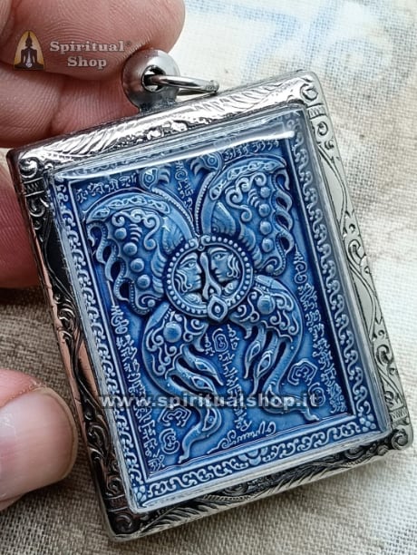 Amuleto BUTTERFLY SPIDER MAGIC BLUE dal grande KRUBA KRISSANA, SPRIGIONA FASCINO, AUTORITA', LEADERSHIP, PORTA RICCHEZZA, ABILITA' NEGLI AFFARI (Versione con Veste Monaco)*