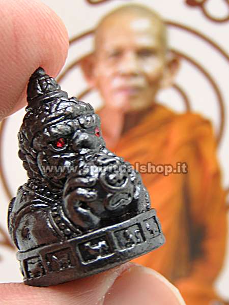 Stupenda Statuina DIO RAHU ! (Dio della RICCHEZZA) in Metallo con Foto Monaco e Tela Rahu in REGALO