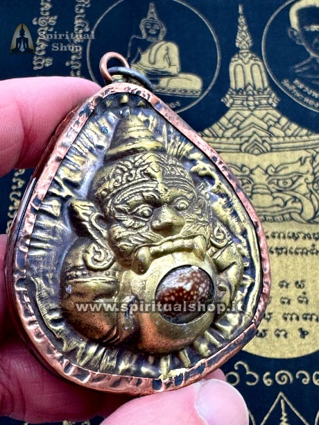 PODEROSO AMULETO THAILANDESE "MASTER RAHU TEMPLE" APRI LA PORTA CHE TI SEPARA DALLA RICCHEZZA, ABBONDANZA, PROSPERITA' CHE MERITI! UNICO PEZZO DAL TEMPIO UFFICIALE DI RAHU. TELA DI RAHU IN REGALO ENTRA E LEGGI*